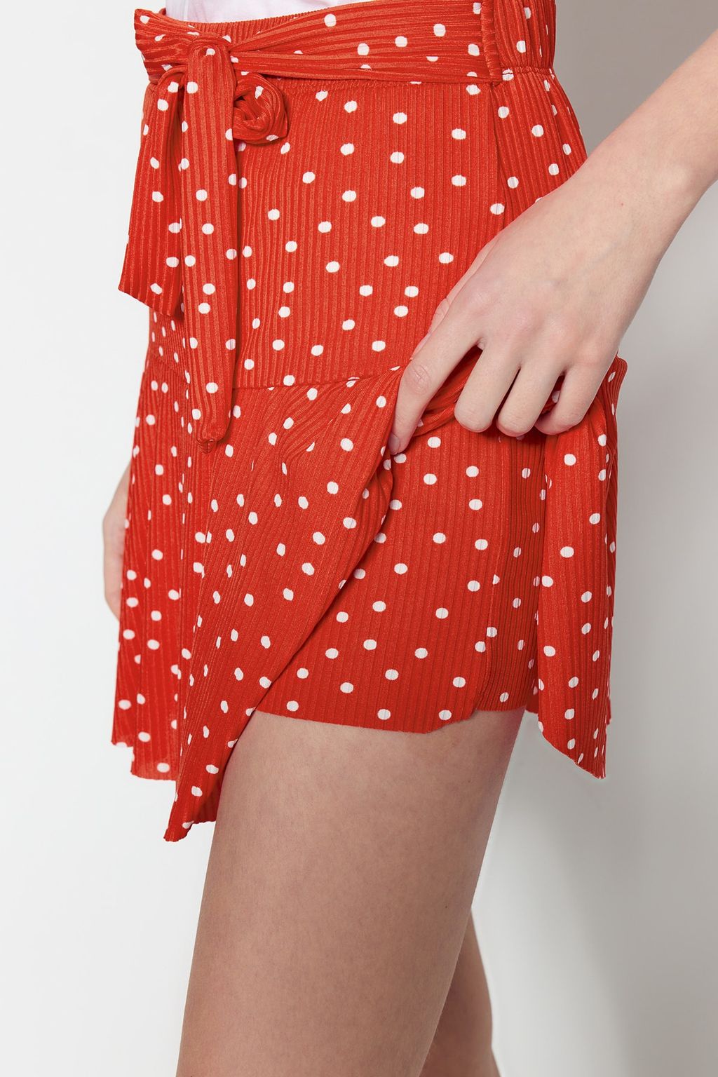 TRENDYOLMILLA K?rm?z? Etek Gorunumlu Yuksek Bel Mini Orme Sort TWOSS21SR0621 фото 53