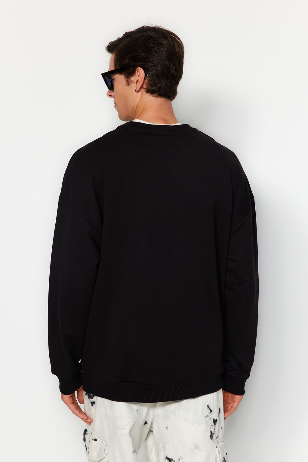 Siyah Premium Bisiklet Yaka Oversize/Genis Kesim Yaz? Nak?sl? Sardonsuz Sweatshirt TMNAW24SW00039