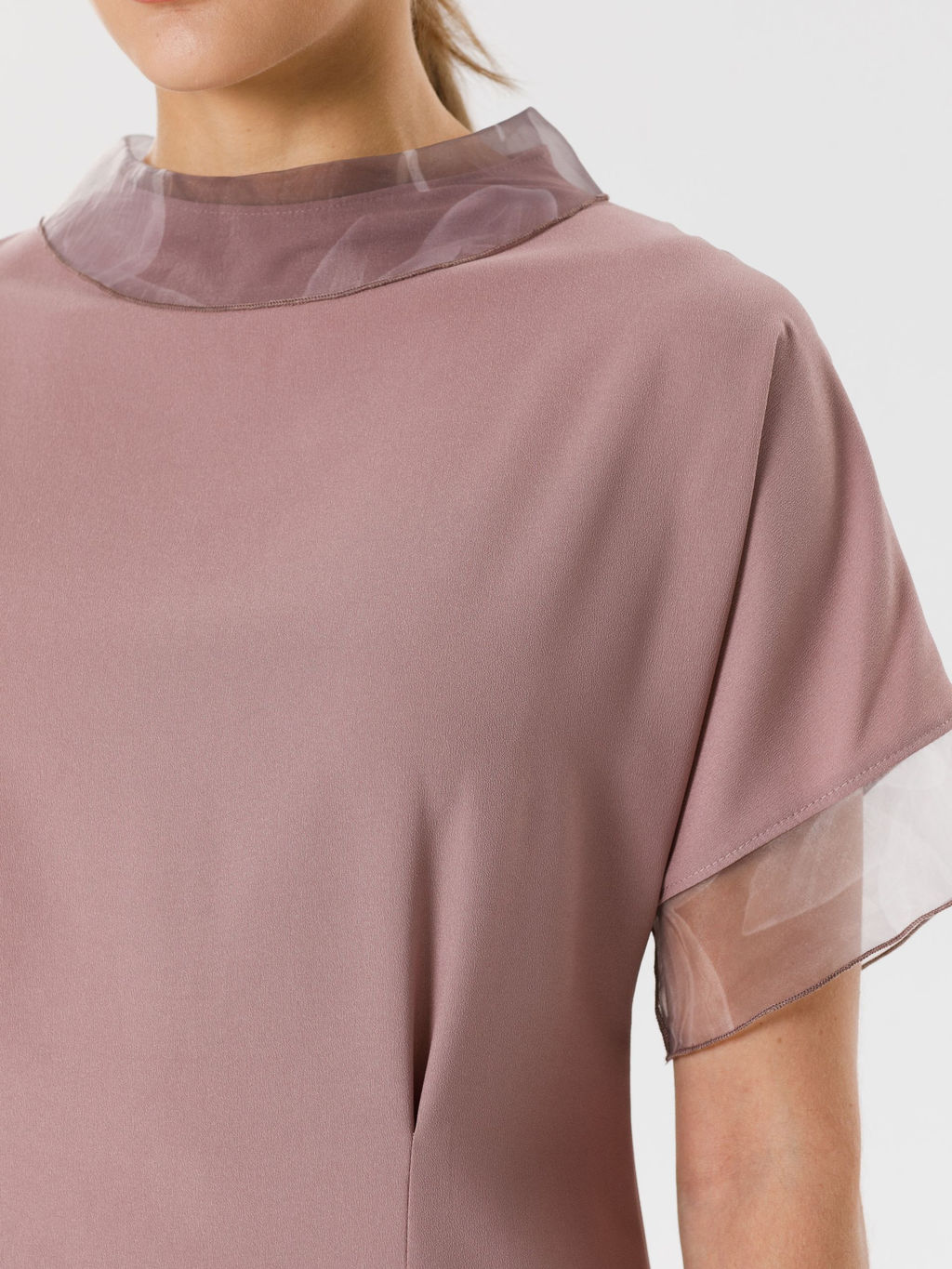 Платье с отделкой из органзы