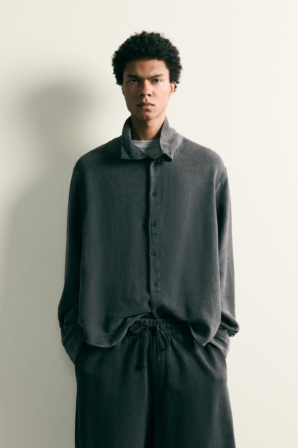 CAMISA RELAXED FIT LAVADO EFECTO VINTAGE / Gris antracita - Zara фото 2