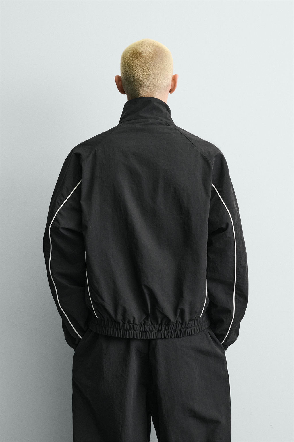Куртка CHAQUETA Tecnica Contrastes черная