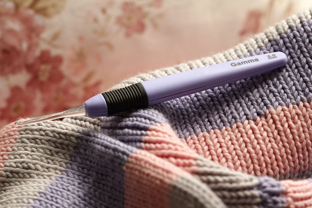 Для вязания Gamma CH-LD крючок с подсветкой пластик d 6.0 мм 15.6 см в картонной упаковке с европодвесом оранжевый