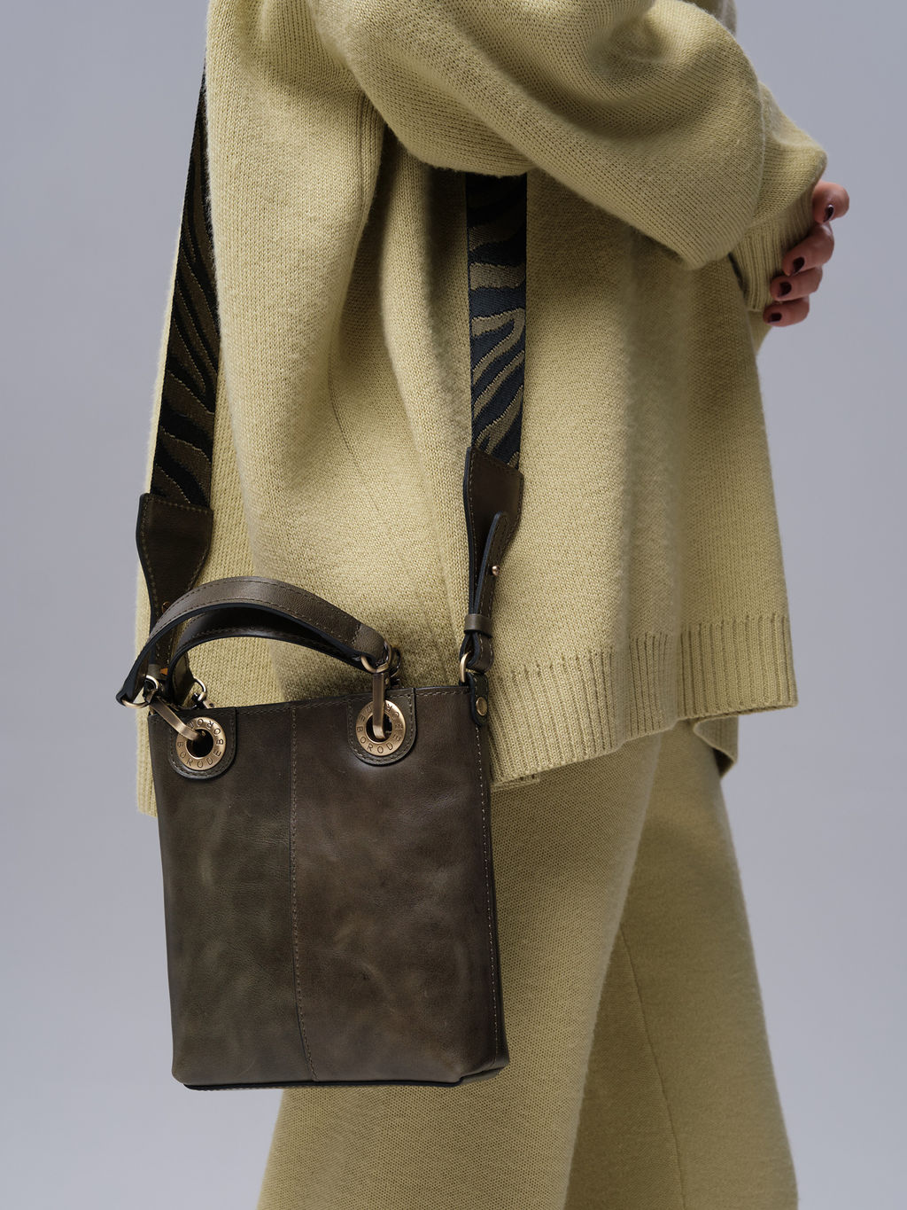 Сумка кожаная кросс-боди Deboro 30347 зеленая хвоя