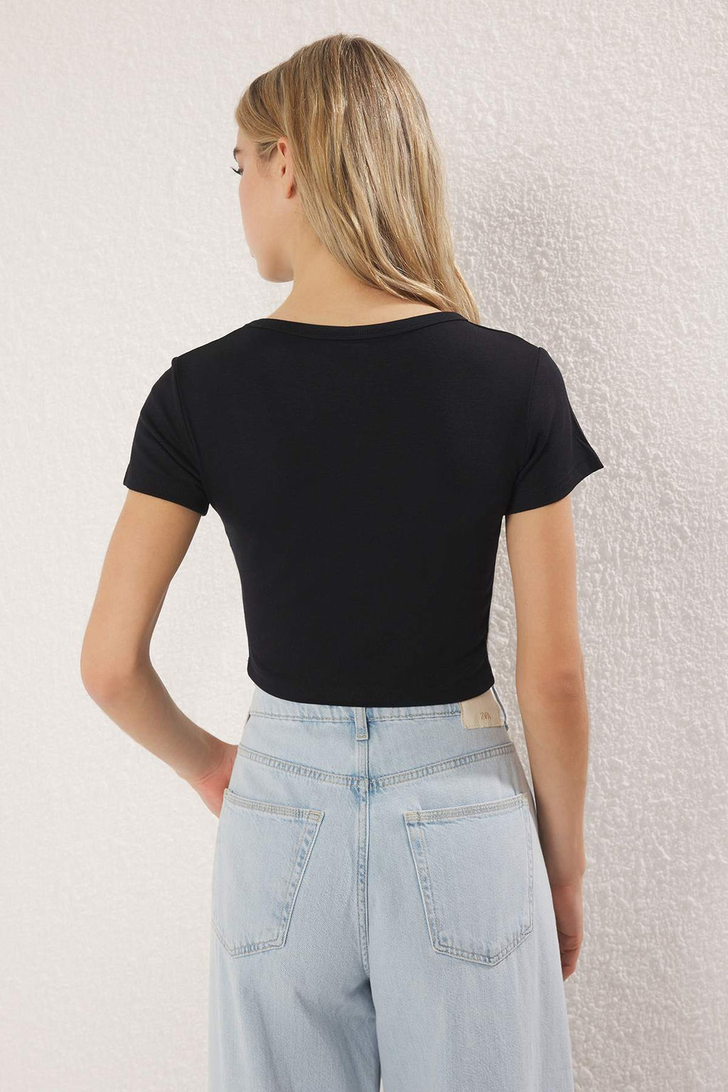 Trendyolmilla Premium Siyah-Ekru 2li Paket Crop Viskoz/Yumusak Kumas Esnek Orme Bluz TWOSS23BZ00108 фото 13