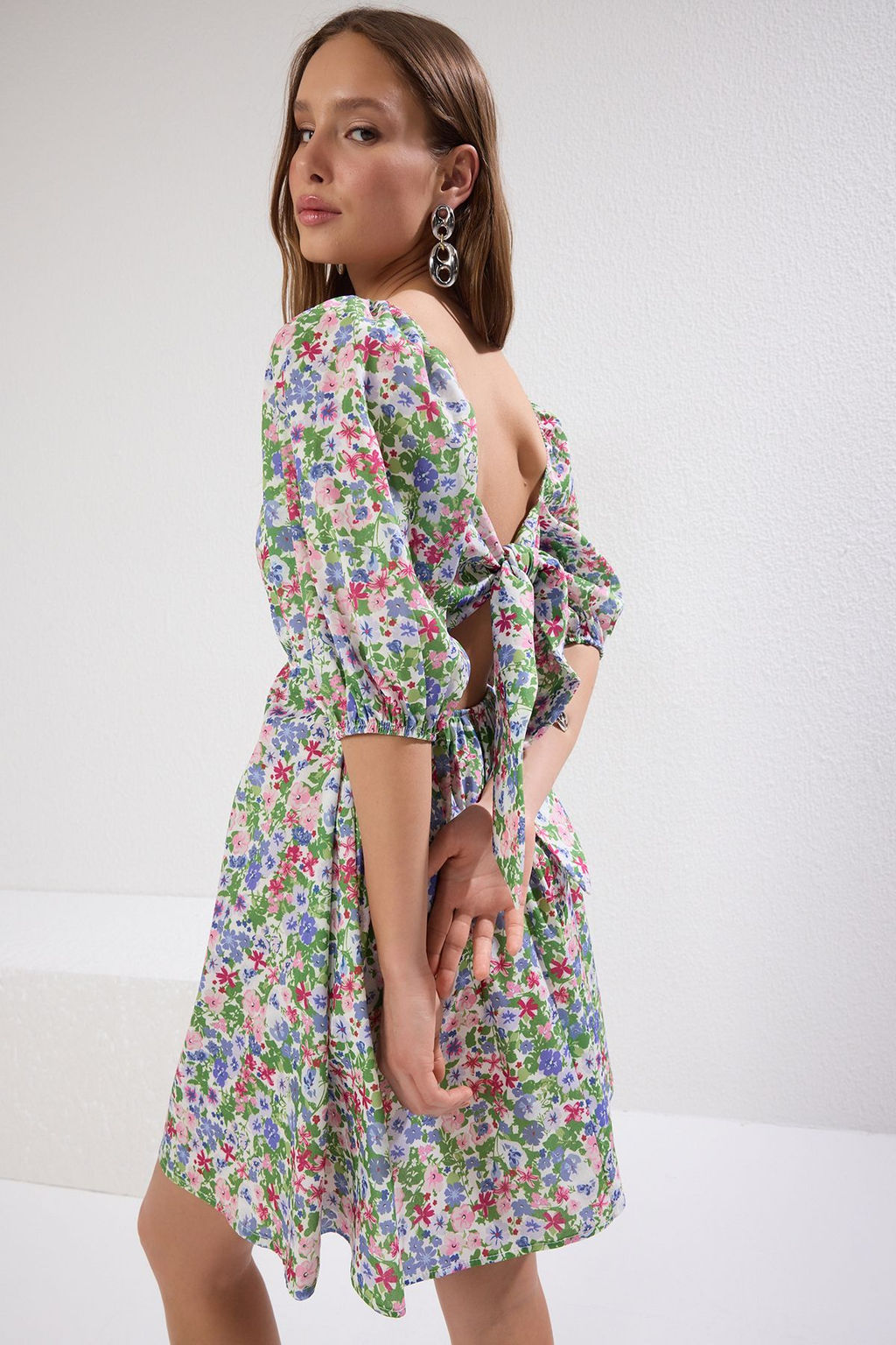 TRENDYOLMILLA Cok Renkli Cicekli Skater/Belden Ac?lan S?rt Detayl? Mini Dokuma Elbise TWOSS22EL1107  фото 15