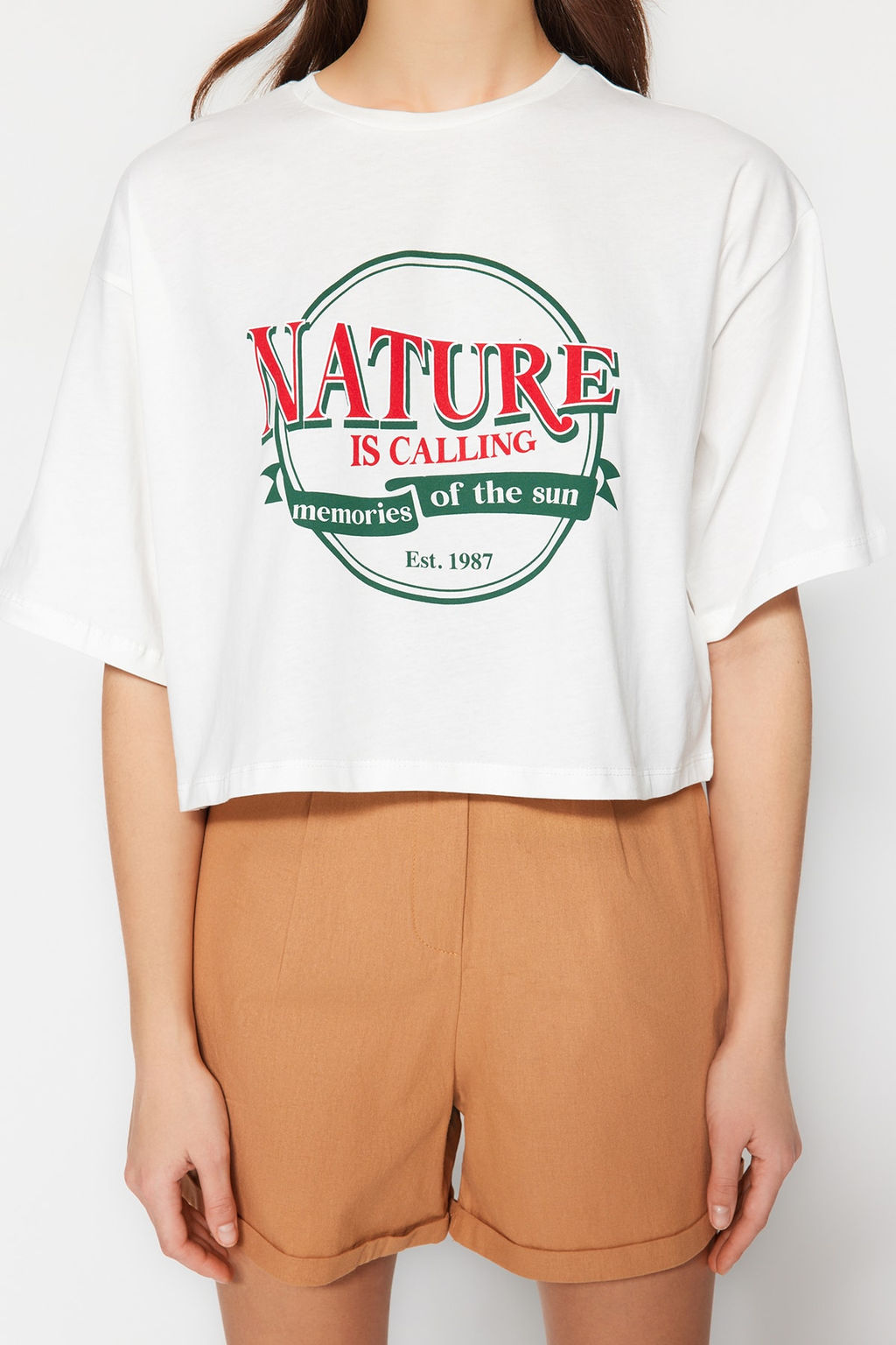 TRENDYOLMILLA Beyaz %100 Pamuk Bask?l? Relaxed/Genis Rahat Kesim Crop Bisiklet Yaka Orme T-Shirt TWOSS23TS00266  фото 3