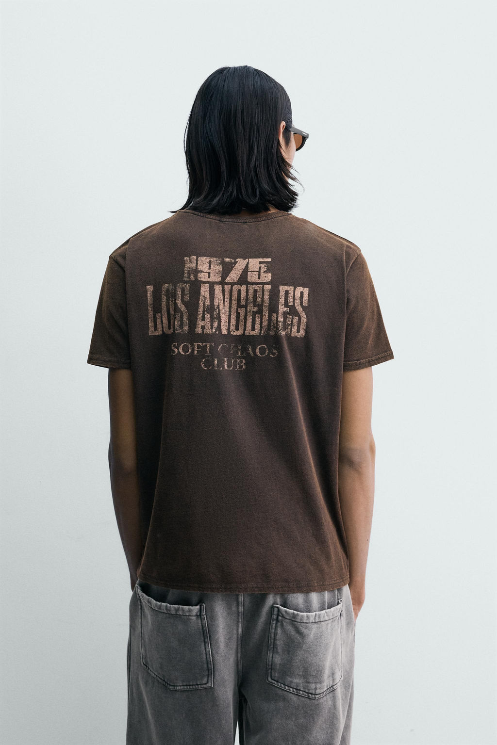 CAMISETA LAVADA TEXTO ESTAMPADO / Marr?n