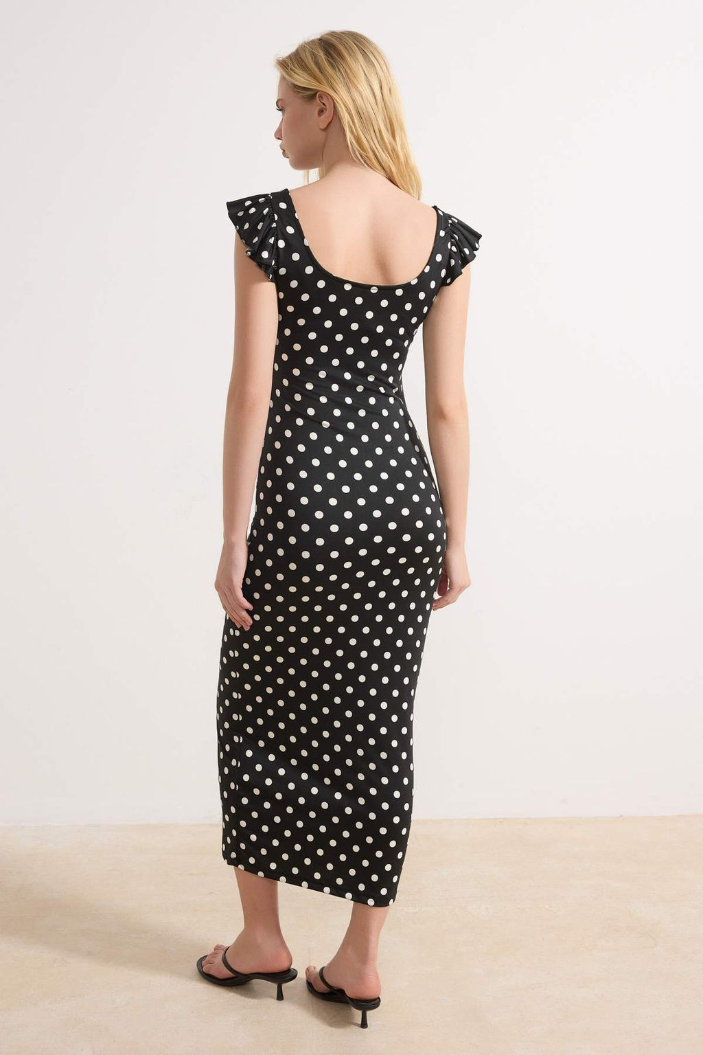 Siyah Puantiyeli Bodycon Havuz Yaka Kolsuz F?rf?rl? Midi Esnek Orme Elbise TWOSS26EL00105