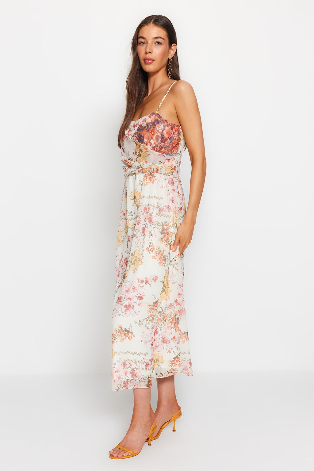 Trendyolmilla Beyaz Cicek Desenli Belden Ac?lan Ask?l? Maxi Astarl? Sifon Dokuma Elbise TWOSS23EL02421