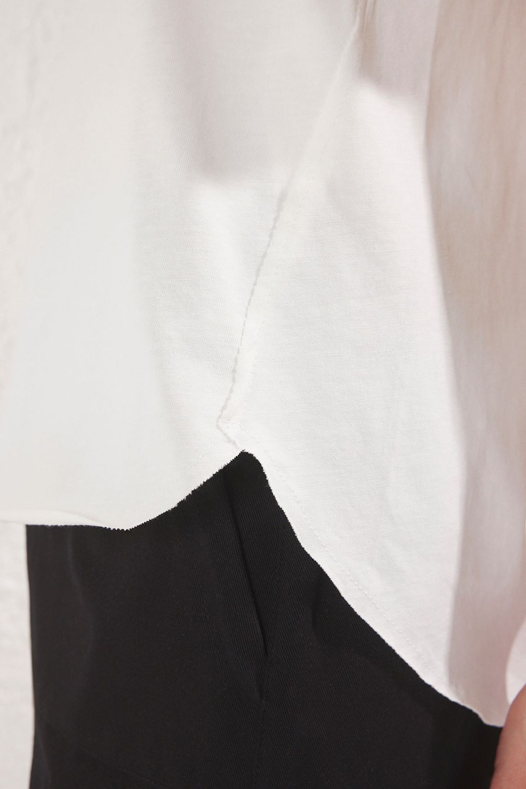 TRENDYOLMILLA Antrasit %100 Pamuk V Yaka Oversize/Genis Kesim Orme T-Shirt TWOSS25TS00162  фото 7