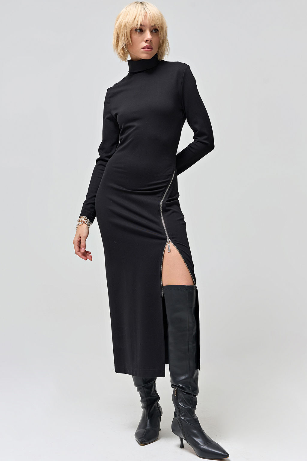 Платье из плотного трикотажа с застежкой на молнию черное