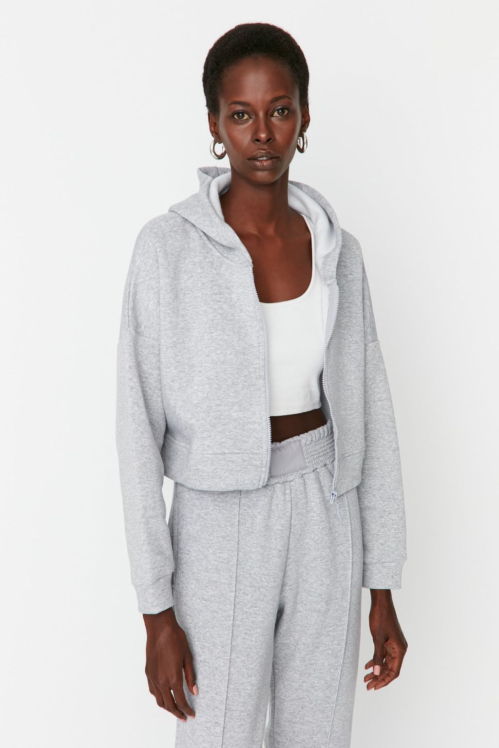 TRENDYOLMILLA Ekru Basic Fermuarl? Kapusonlu Crop Kal?n Ici Polarl? Orme Sweatshirt TWOAW20SW0660  фото 21