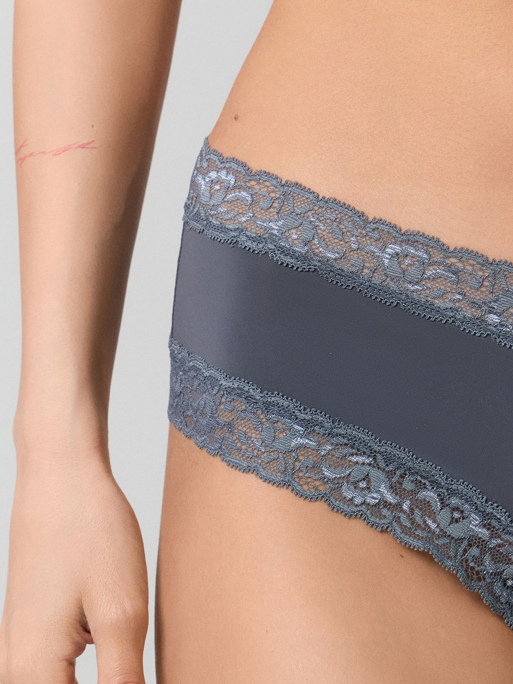 Цена за 2 штуки! Трусы бразилиана женские серые с кружевом - Mark formelle фото 6