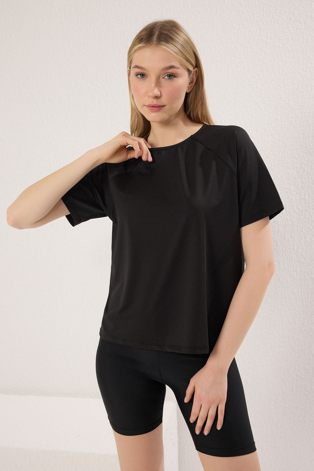 TRENDYOLMILLA Beyaz Dalg?c/Scuba Kumas Reflektor Bask?l? Spor Orme T-Shirt THMSS25TS00007