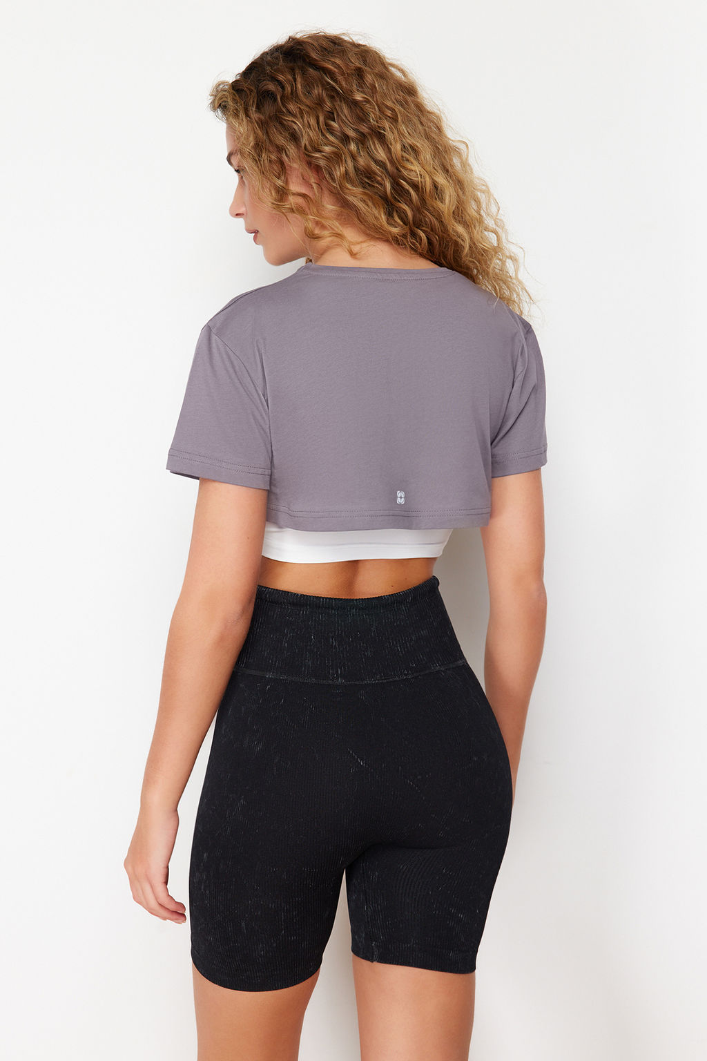 TRENDYOLMILLA Siyah Beyaz %100 Pamuklu 2 Katmanl? Reflektor Bask?l? Crop Orme Spor T-Shirt THMSS24TS00001 фото 5