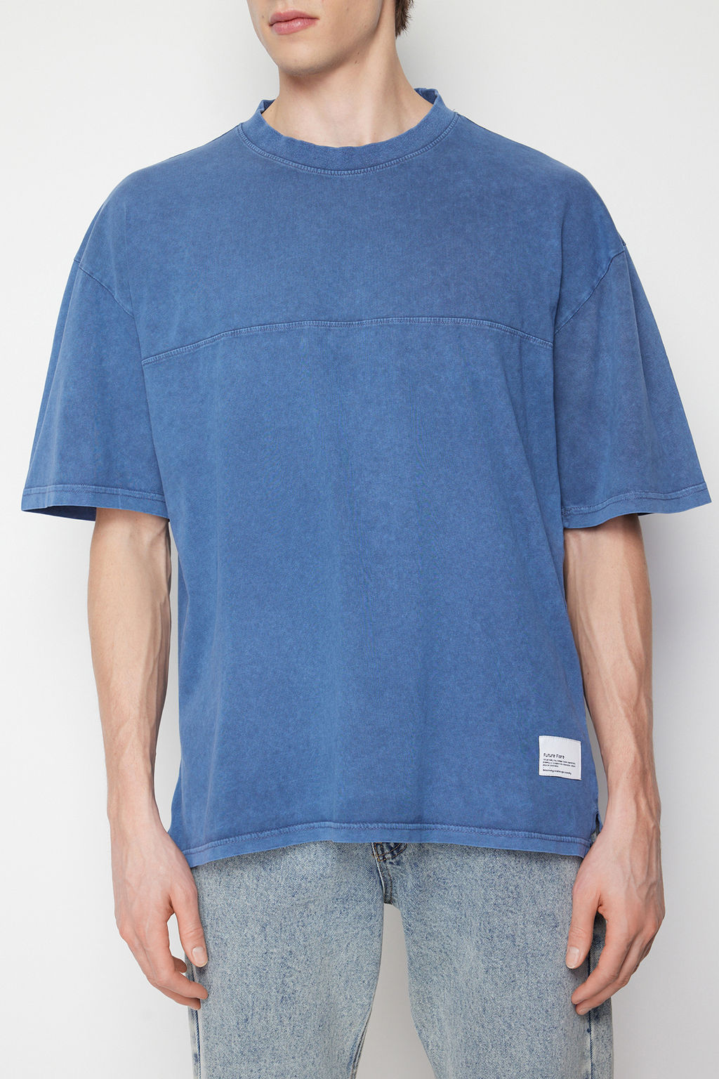 Indigo Oversize/Genis Kesim Dikisli Etiketli Soluk Efektli %100 Pamuk T-Shirt TMNSS24TS00005 - Trendyolmilla фото 4
