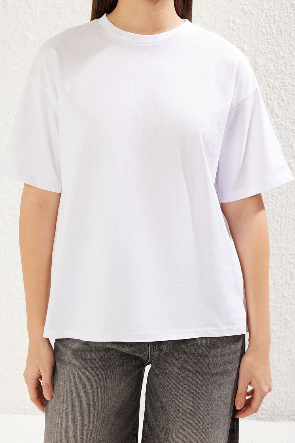 Beyaz %100 Suprem Oversize/Genis Kesim Asimetrik S?rt Detayl? Orme T-Shirt TWOSS25TS00040