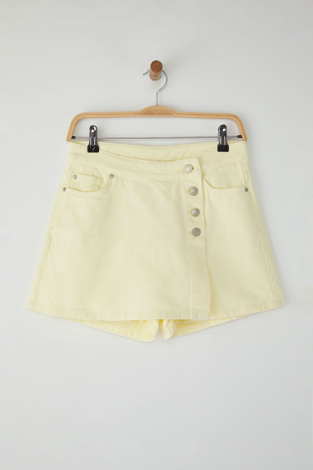 TRENDYOLMILLA Siyah Dugme Detayl? Kruvaze Yuksek Bel Denim Sort Etek TWOSS22SR0448  фото 6