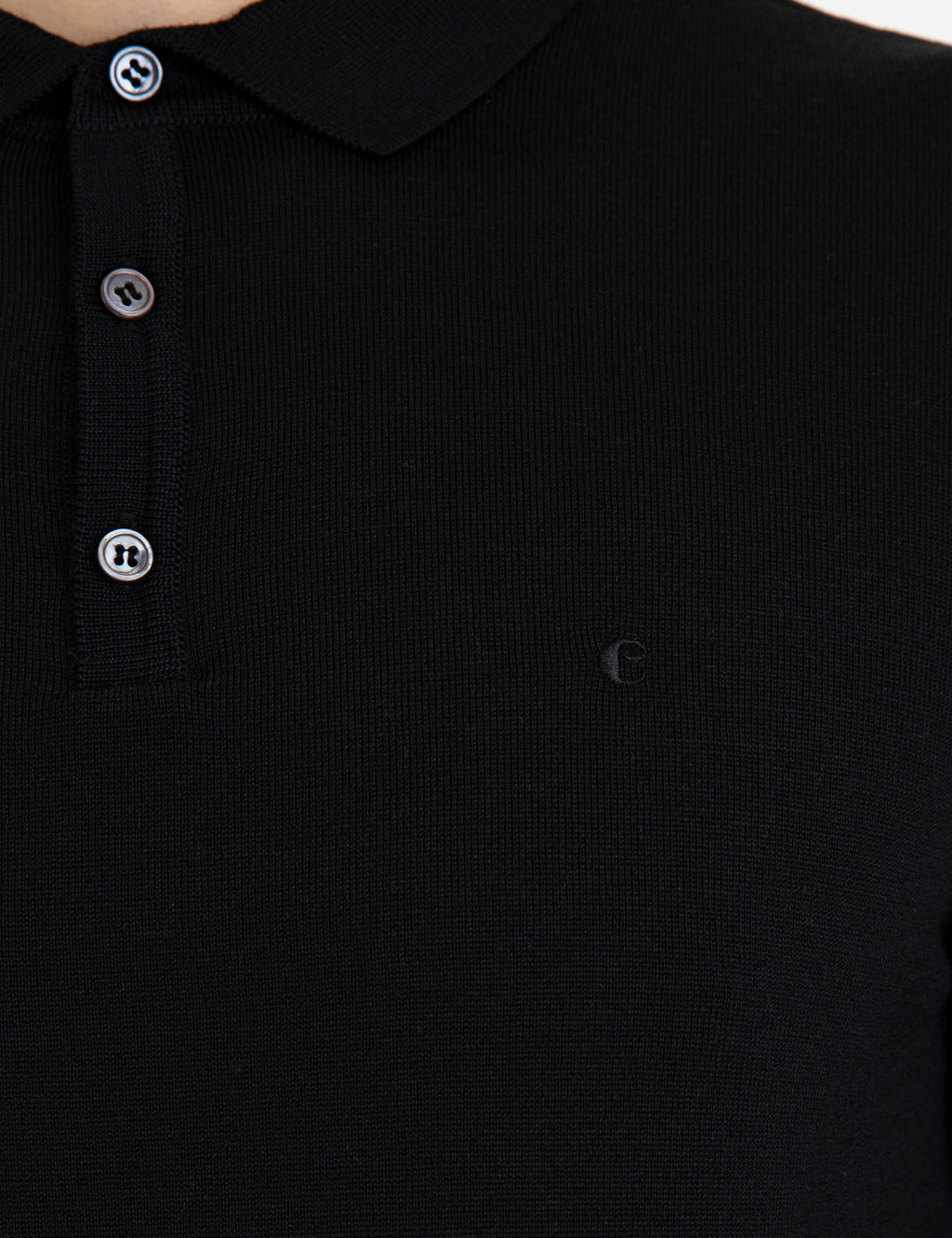 Черный базовый трикотажный свитер приталенного кроя с воротником-поло - Cacharel фото 12