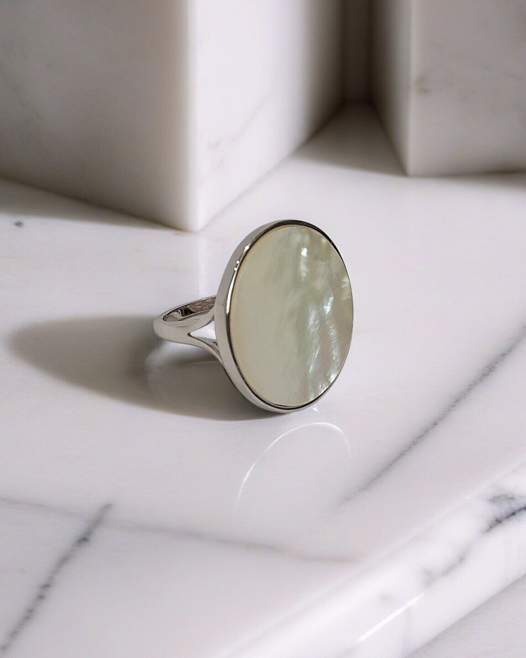 Кольцо с натуральным перламутром