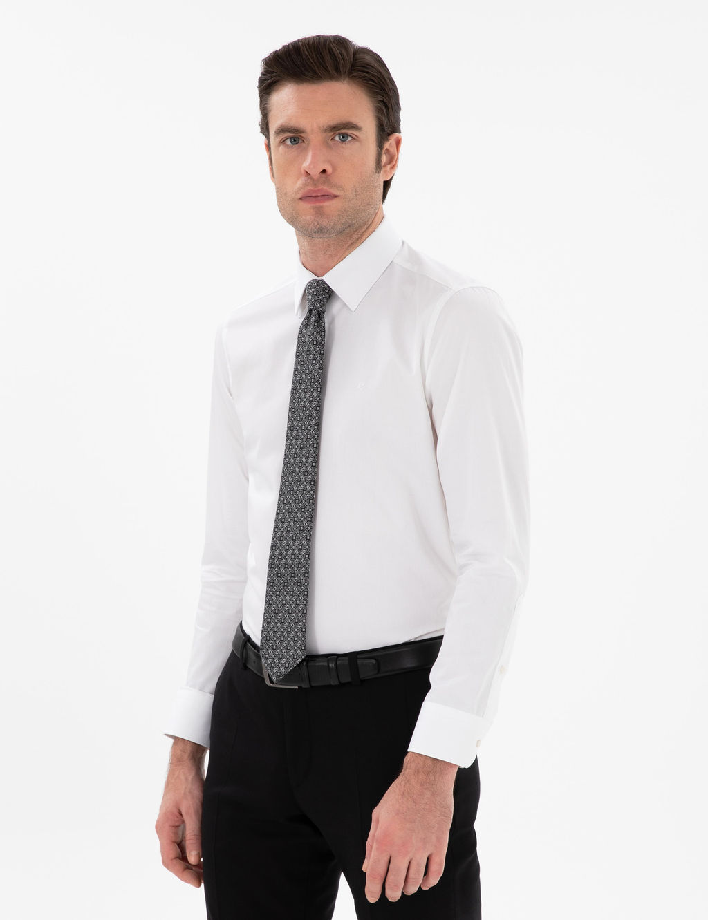 Белая стройная рубашка с длинным рукавом.