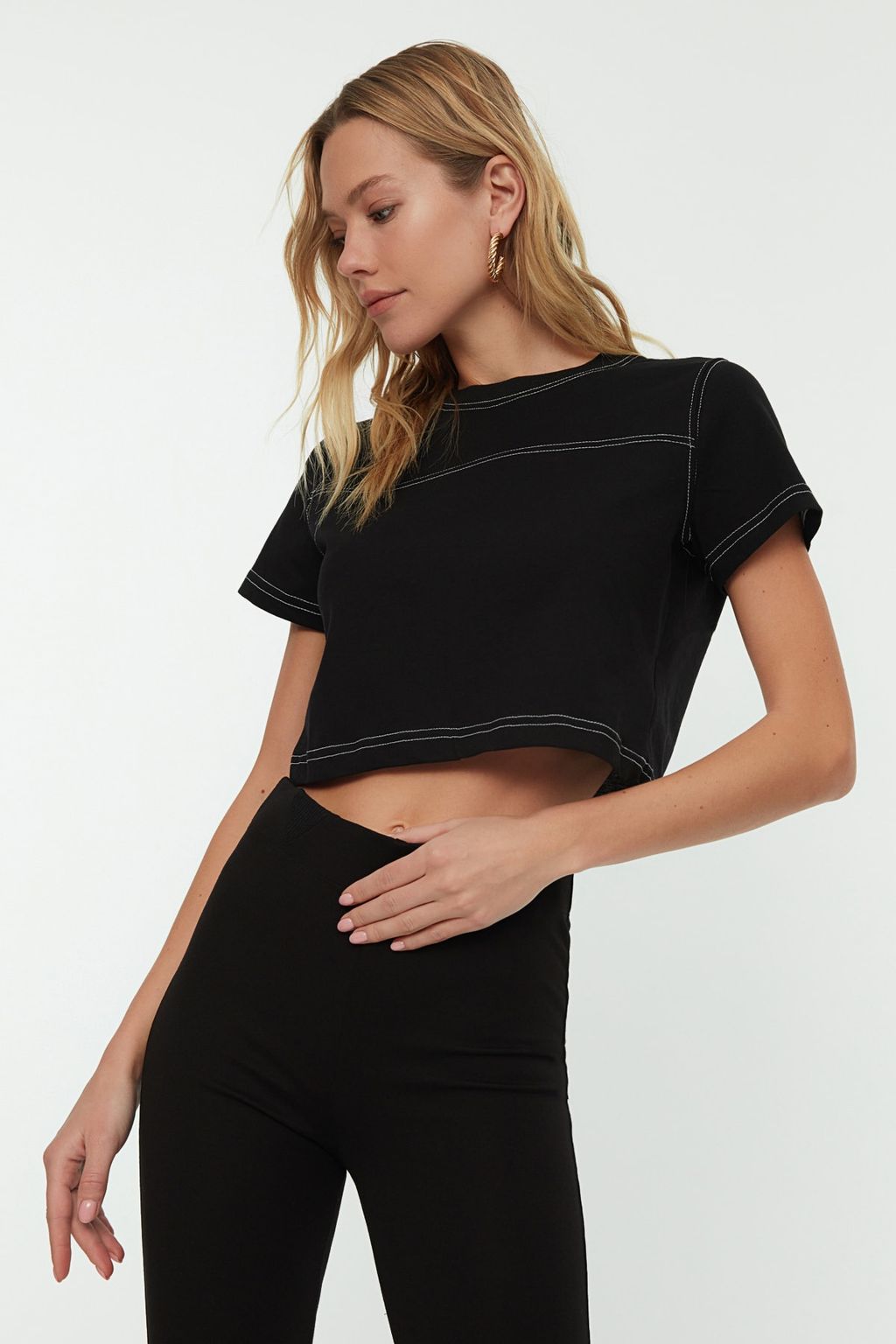TRENDYOLMILLA Siyah %100 Pamuklu Crop Bisiklet Yaka Orme Spor T-Shirt TWOSS21TS0770