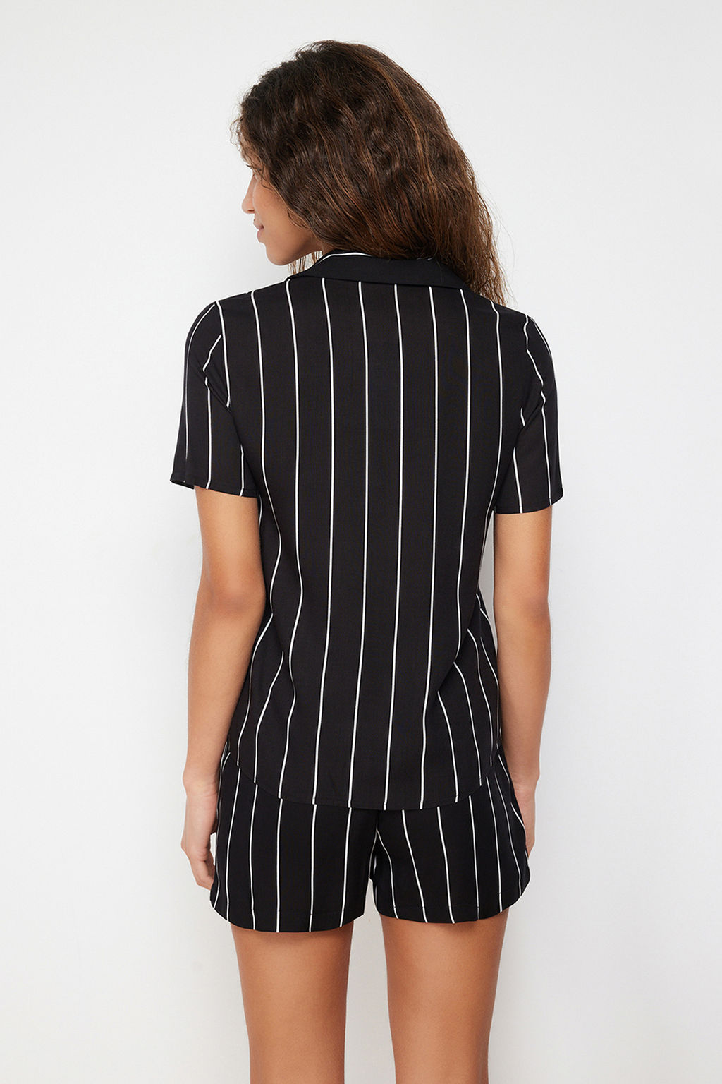 Trendyolmilla Siyah Cizgili Viskon Sortlu Dokuma Pijama Tak?m? THMSS24PT00012 фото 5