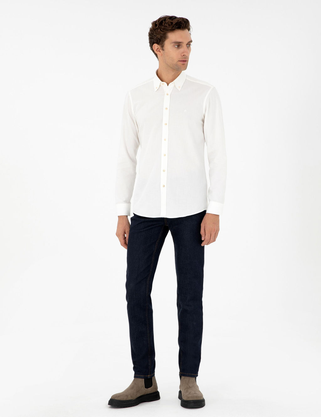 Белая приталенная рубашка с длинным рукавом