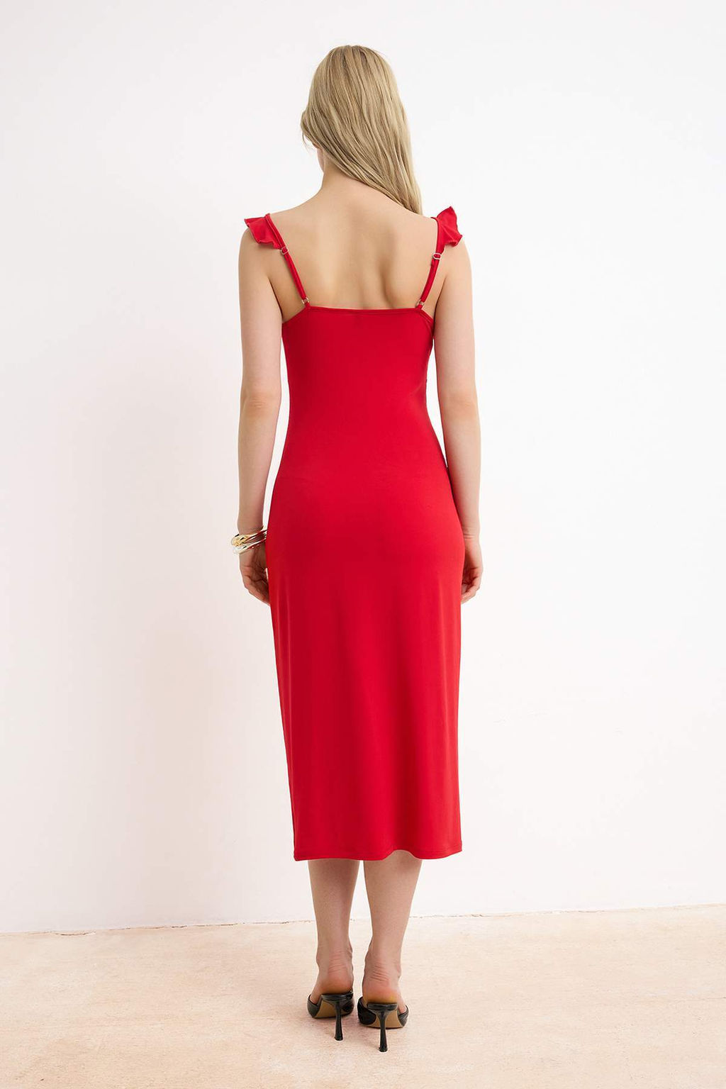 K?rm?z? Bodycon V Yaka Kal?n Ask?l? Kolsuz Volanl?/F?rf?rl? Maxi Esnek Orme Elbise TWOSS26EL00202