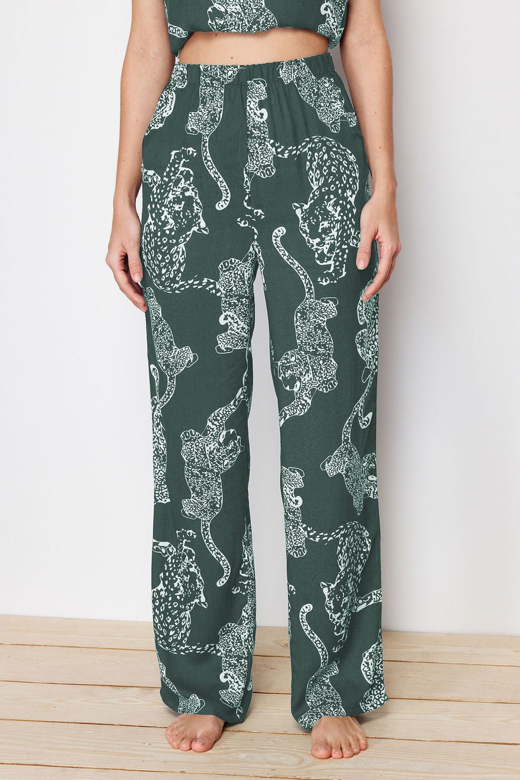 Trendyolmilla Lacivert Kaplan Desenli Ip Ask?l? Viskon Dokuma Pijama Tak?m? THMSS24PT00127  фото 3