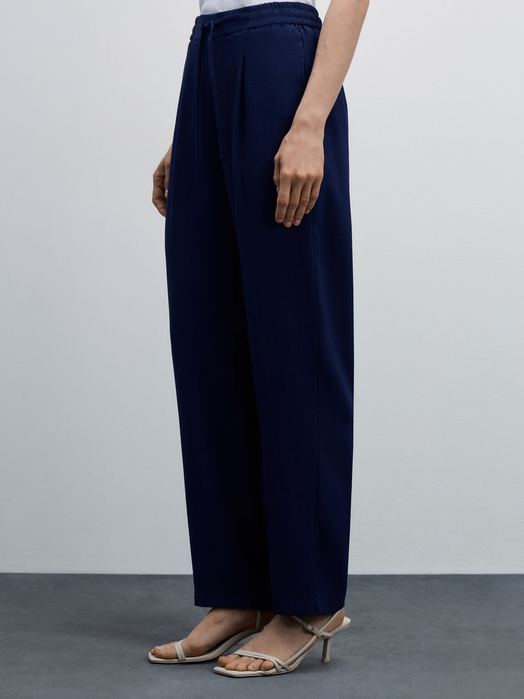 Брюки с защипами из вискозы / Zarina фото 3