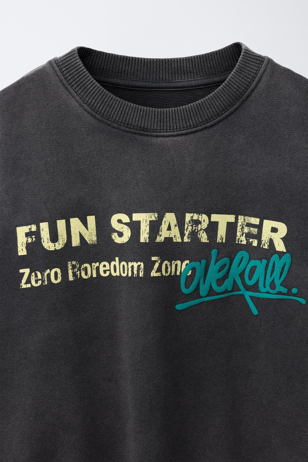 CAMISETA EFECTO LAVADO ESTAMPADO TEXTO / Gris antracita