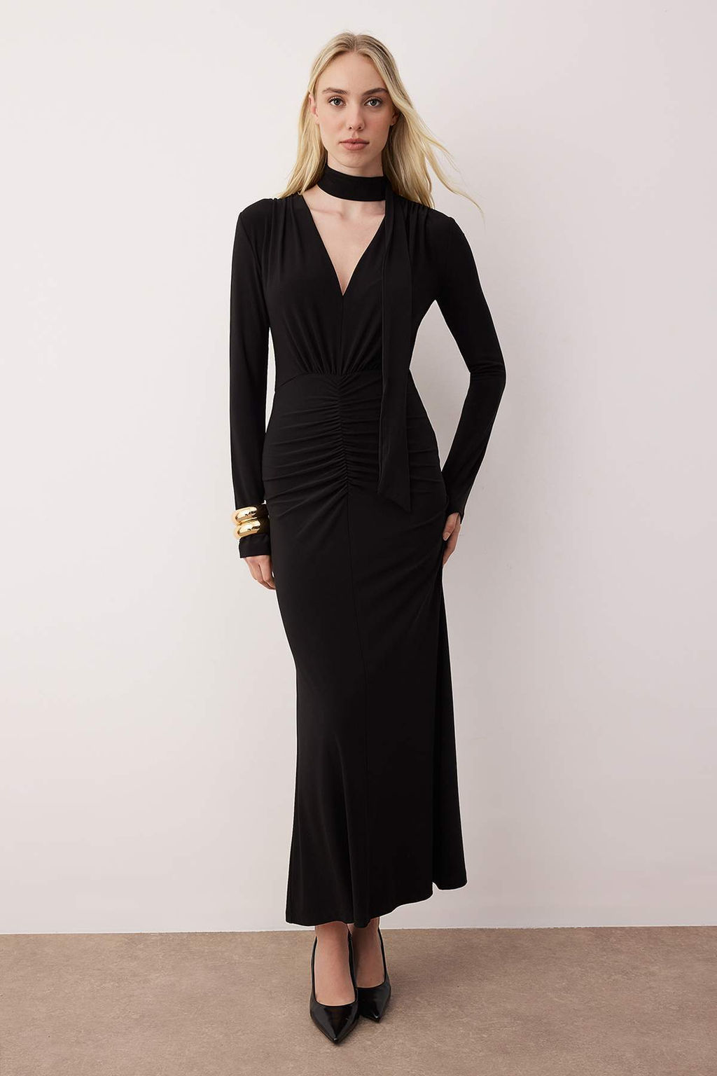 Siyah V Yaka A-line/Can Ac?lan Fular Detayl? Duz Maxi Orme Elbise TWOAW26EL00205