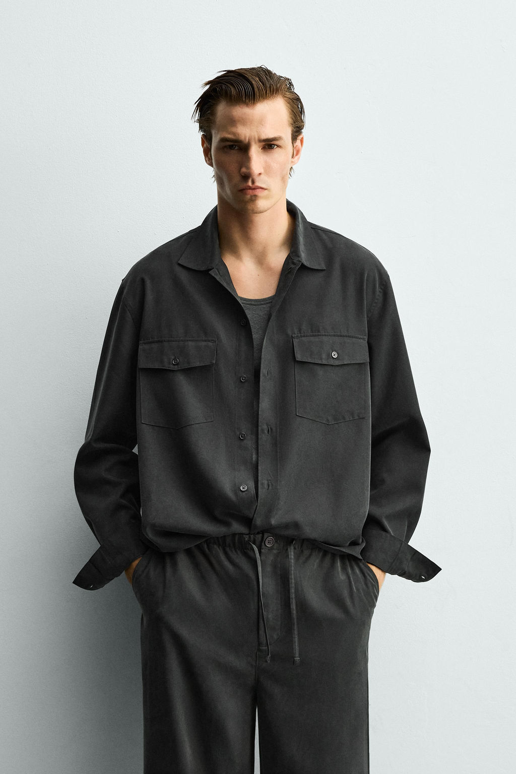 CAMISA FLUIDA RELAXED FIT BOLSILLOS / Gris oscuro - Zara фото 2