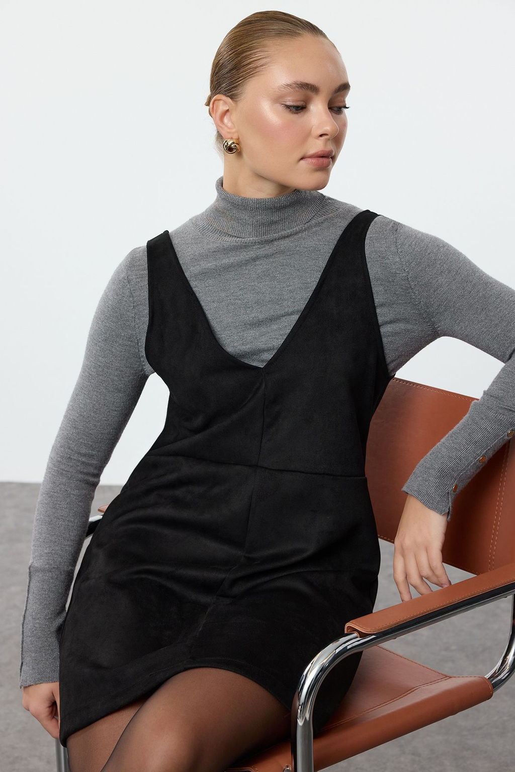 Siyah V Yaka Jile Suet Mini Orme Elbise TWOAW24EL00543