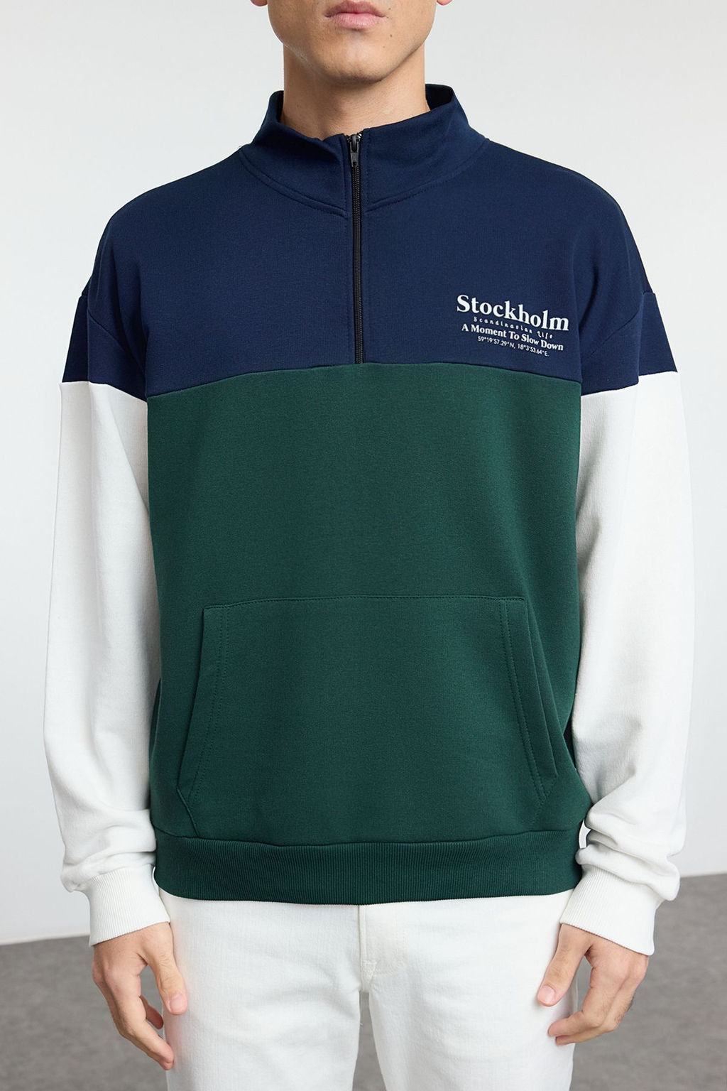 Zumrut Yesili Oversize/Genis Kesim Renk Blok Dik Yaka Fermuarl? Sardonsuz Sweatshirt TMNAW25SW00052