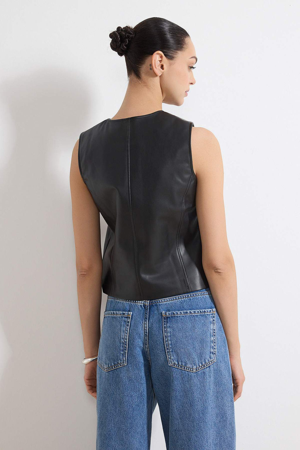 Siyah Suni Deri Fitted Dokuma Yelek TWOSS26YE00012 - Trendyolmilla фото 4