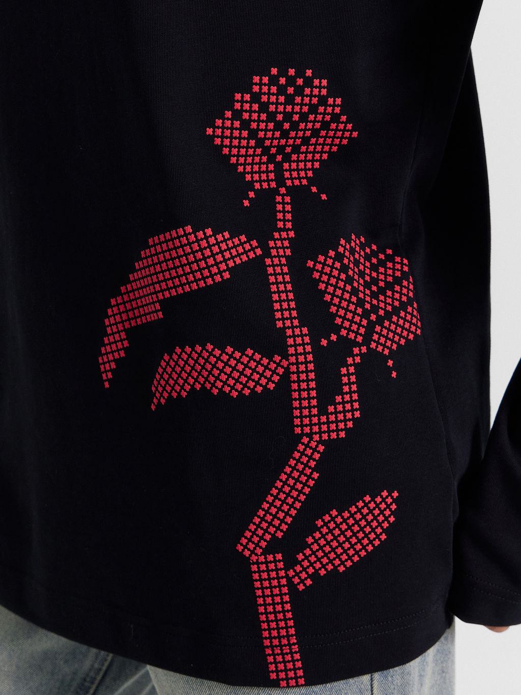 Джемпер женский черный с цветочным орнаментом