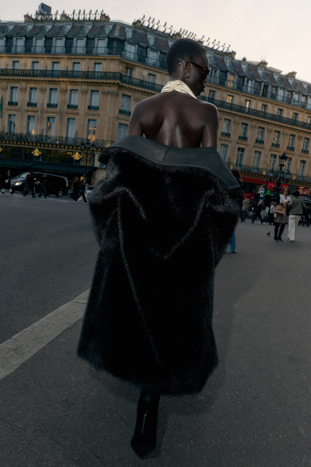 ASYMMETRIC SATIN HALTER TOP - Zara фото 6