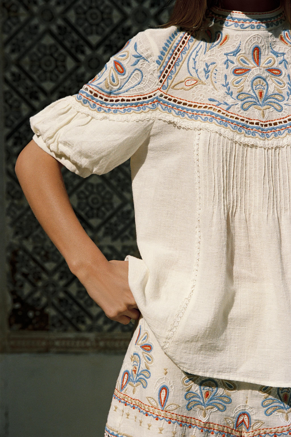BLUSA BORDADOS MANGA CORTA / Crudo - Zara фото 3