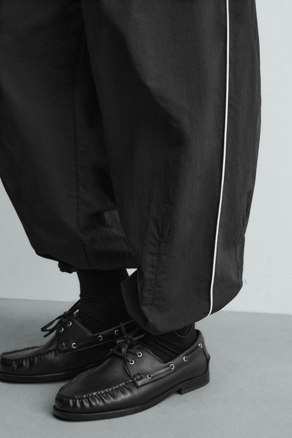 PANTAL?N JOGGER T?CNICO BANDAS CONTRASTE / Negro - Zara фото 5