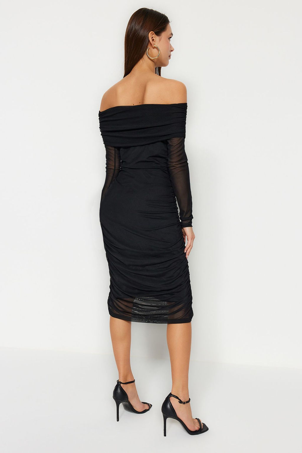 TRENDYOLMILLA Siyah Tul Buzgu/Drape Detayl? Vucuda Oturan Carmen Yaka Midi Orme Kalem Esnek Elbise TWOAW24EL00146 фото 5