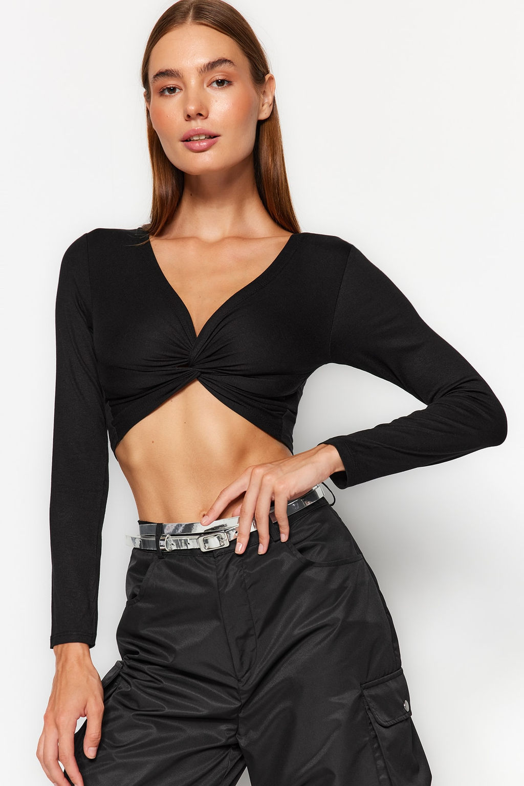 Trendyolmilla Siyah Dugum Detayl? Fitted/Vucuda Oturan V Yaka Crop Esnek Orme Bluz TWOSS21BZ0444  фото 2