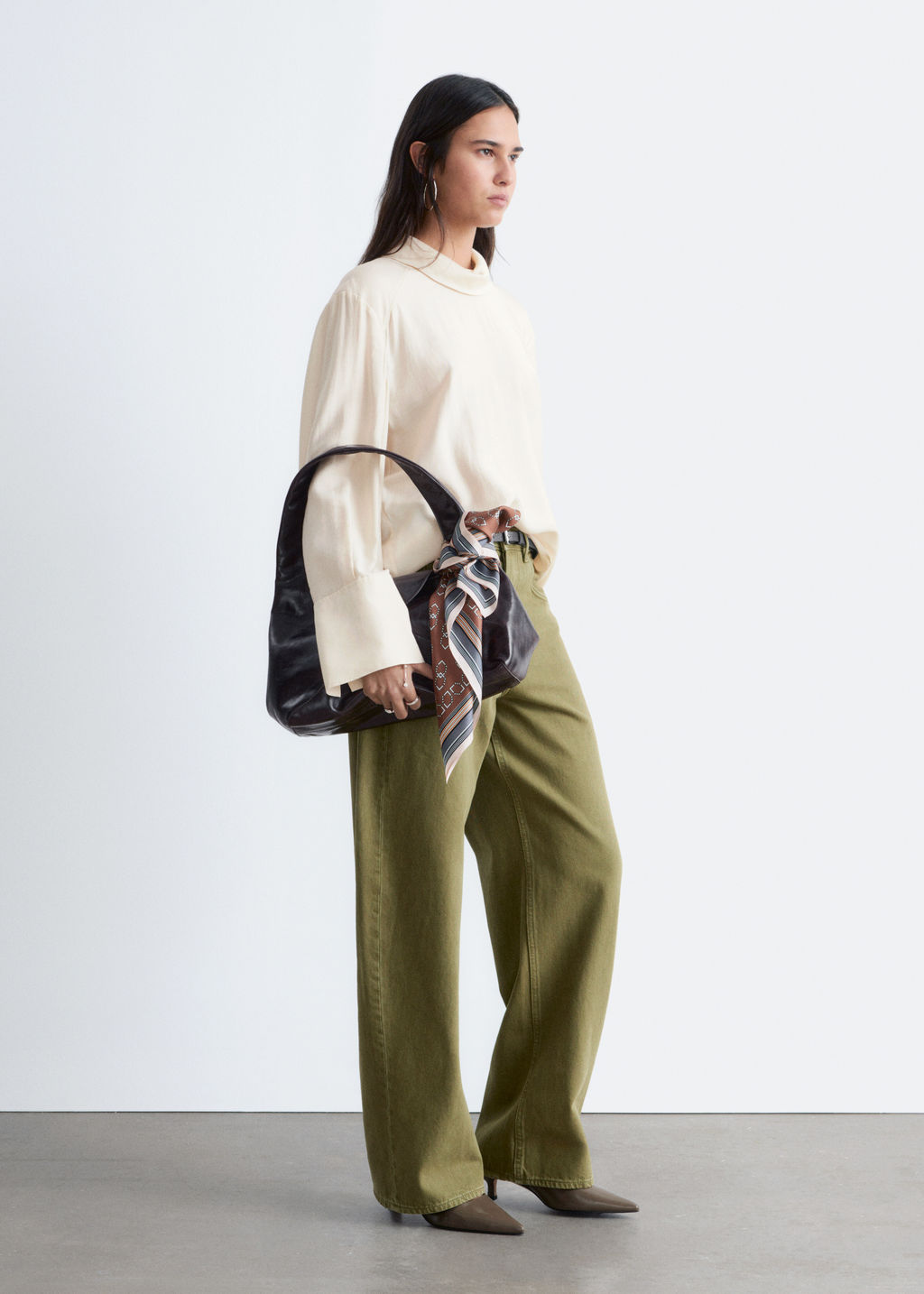 Blusa con cuello alzado doblado - H&m фото 3