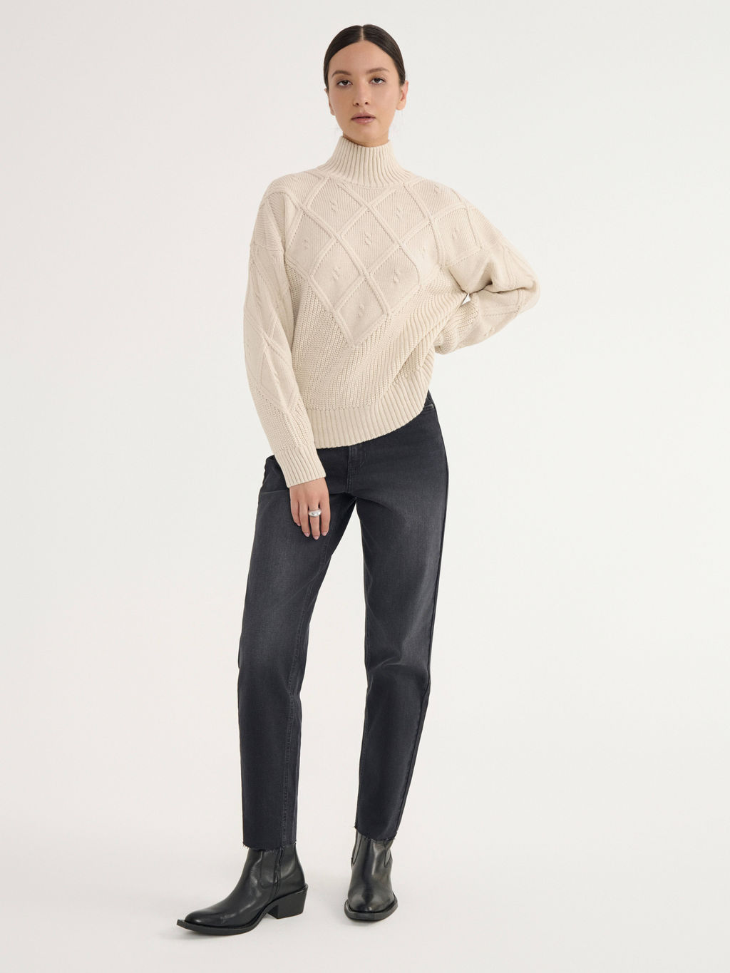 CONTE CON-661 Черные джинсы mom с эффектом потертости и необработанным краем black - Conte elegant фото 3