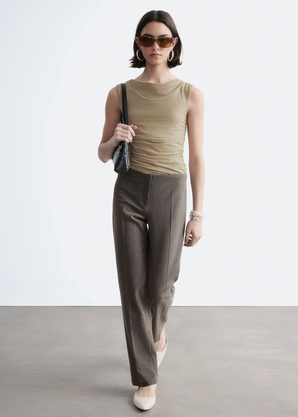 Pantalones con pliegues marcados entallados - H&m фото 4
