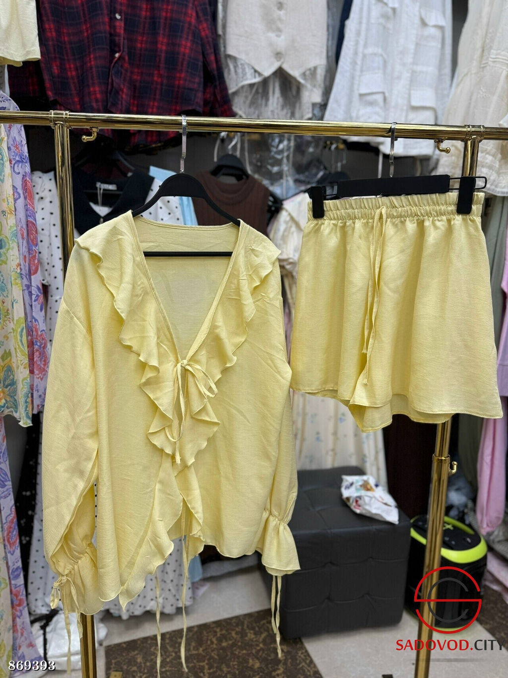 Женский костюм с рубашкой и шортами