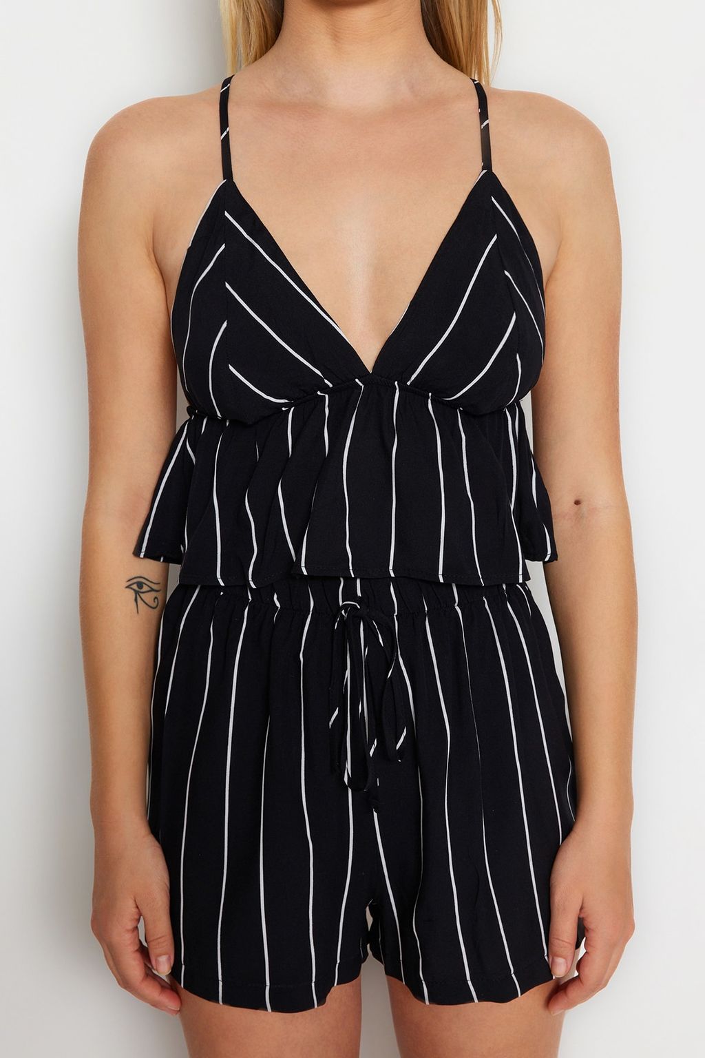 Siyah Cizgili S?rt Baglama Detayl? Ip Ask?l? Viskon Sortlu Dokuma Pijama Tak?m? THMSS23PT00053 - Trendyolmilla фото 3