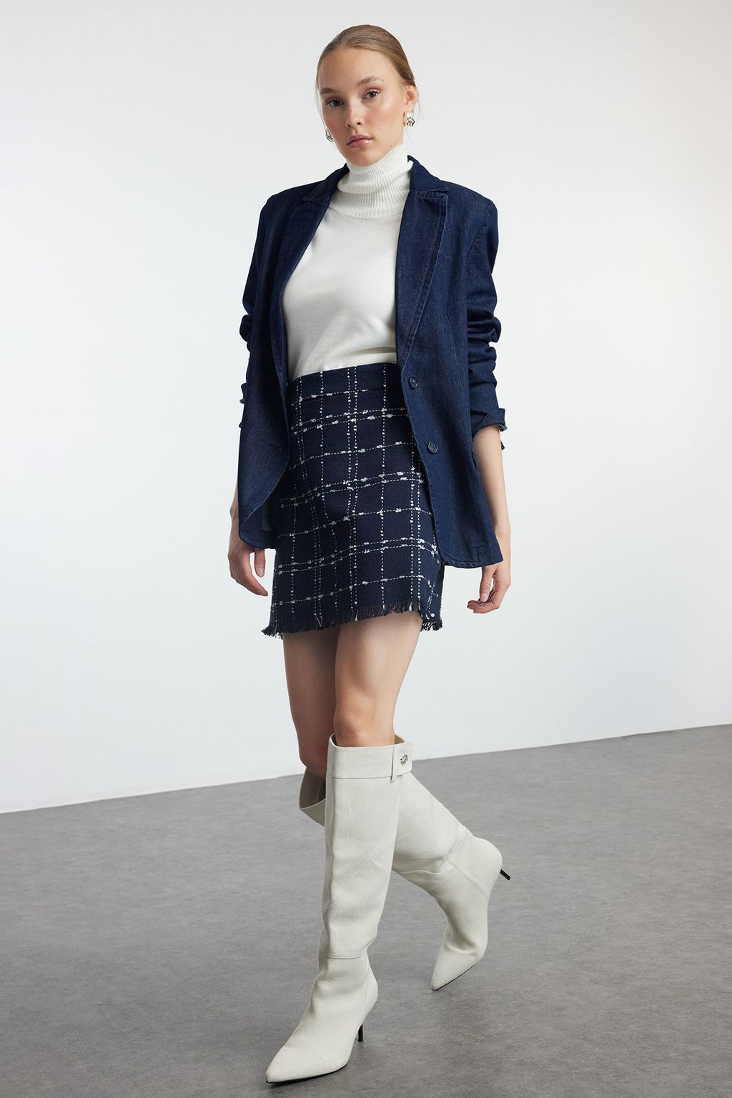 TRENDYOLMILLA Siyah Tuvit Kumas Etek Ucu Puskul DEtayl? Kalem Duz Kesim Mini Boy Dokuma Etek TWOAW21ET0026 фото 2