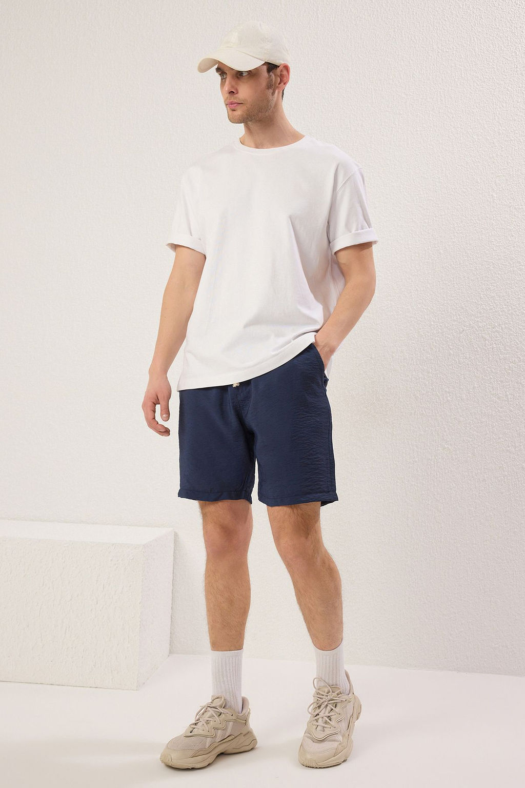 TRENDYOL MAN Lacivert Regular Fit Keten Gorunumlu Dokumlu Sort & Bermuda TMNSS25SR00005
